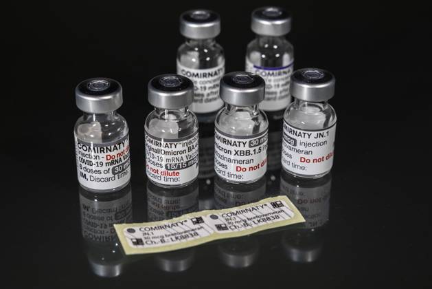 Originale Phiolen aller Comirnaty Impfstoffe von BioNTech Pfizer. Redaktionell: Originale Phiolen aller Comirnaty Impfstoffe von BioNTech Pfizer. Copyright: xBEAUTIFULxSPORTS KJPetersx