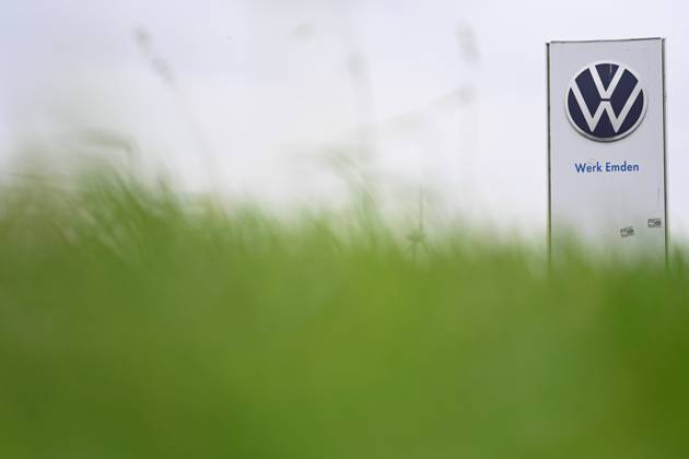 Volkswagen-Werk Emden in der Krise. Vor dem Volkswagen-Werk Emden steht ein Schild mit der Aufschrift Werk Emden. Europas größter Autobauer möchte drei Werke in Deutschland schließen und Zehntausende Mitarbeiter entlassen. Emden Niedersachsen Deutschland