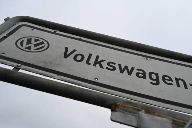 Volkswagen-Werk Emden in der Krise. Ein in die Jahre gekommenes Verkehrszeichen mit der Aufschrift Volkswagen-Werk steht am Straßenrand. Europas größter Autobauer möchte drei Werke in Deutschland schließen und Zehntausende Mitarbeiter entlassen. Emden Niedersachsen Deutschland