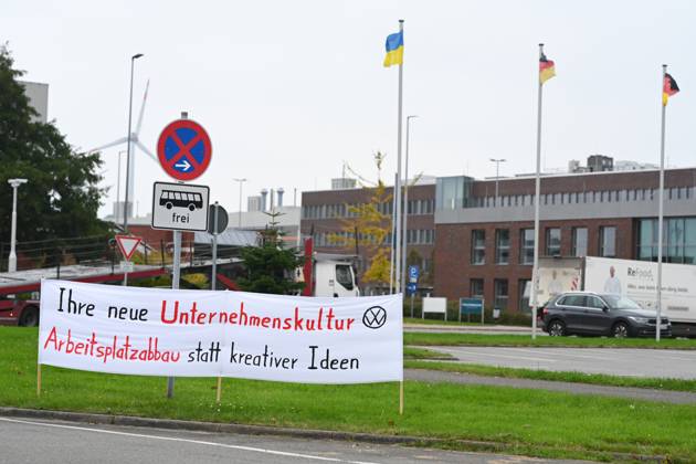 Volkswagen-Werk Emden in der Krise. Die IG-Metall Küste weißt auf den Zufahrtswegen zum Volkswagen-Werk Emden mit Banner auf die Krise hin. Europas größter Autobauer möchte drei Werke in Deutschland schließen und Zehntausende Mitarbeiter entlassen. Emden Niedersachsen Deutschland
