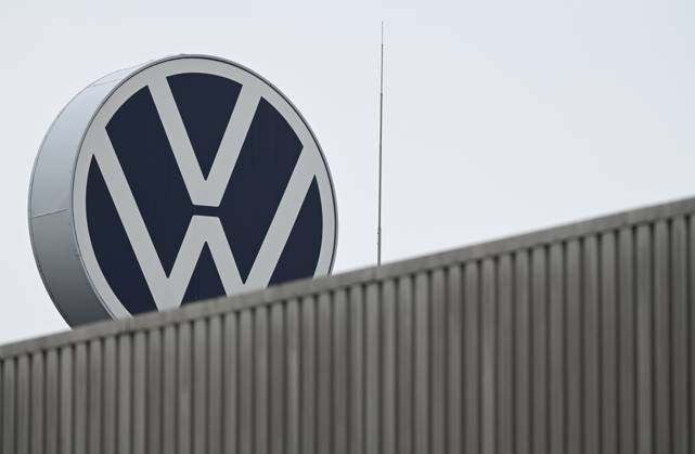 Volkswagen-Werk Emden in der Krise. Das Volkswagen-Logo über den Werkshallen in Emden Europas größter Autobauer möchte drei Werke in Deutschland schließen und Zehntausende Mitarbeiter entlassen. Emden Niedersachsen Deutschland