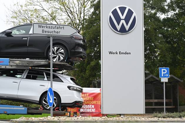 Volkswagen-Werk Emden in der Krise. Blick auf einen Autotransporte mit neuen E-Autos aus dem Werk Emden. Europas größter Autobauer möchte drei Werke in Deutschland schließen und Zehntausende Mitarbeiter entlassen. Emden Niedersachsen Deutschland