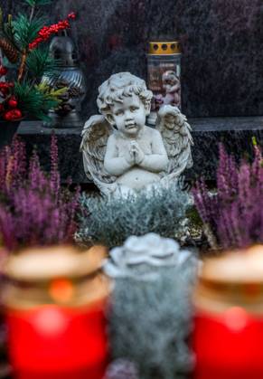 01.11..2024, Braunau am Inn, AUT, Unterwegs in der Oberösterreich, Fototermin, Themenbild, Verschiedene Themenbilder, Symbolbild, Friedhof, Stadtfriedhof Braunau, im Bild Friedhof, Grab, Gräber, Friedhof, Gesteck, Blumen, Blumenschmuck, Kreuz, Kruzifix, Jesu Christi, Allerheiligen, Engerl, Engel, Kerzen, Grab, Grablicht, Blumen, Symbolbild, Feature, Herbst 2024,