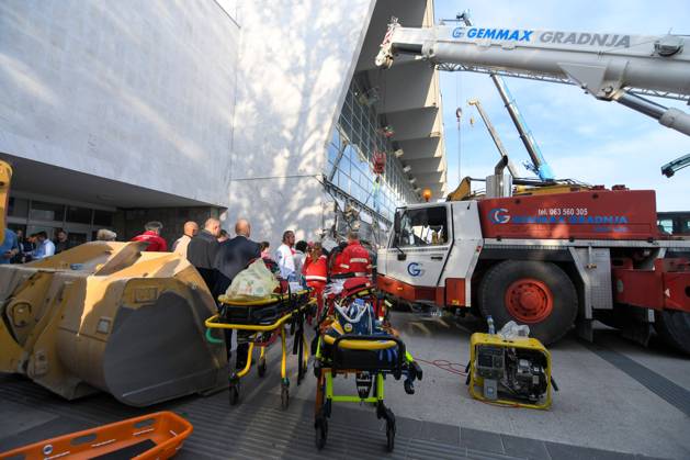 Bilder des Jahres 2024, News 11 November News Themen der Woche KW44 Serbien, mehrere Tote nach Dacheinsturz am Hauptbahnhof von Novi Sad (241101) -- NOVI SAD (SERBIA), Nov. 1, 2024 -- Emergency personnel work at the site where a concrete platform roof of a train station collapsed in Novi Sad, Serbia, on Nov. 1, 2024. At least 14 people have lost their lives after the concrete platform roof collapsed in front of the Novi Sad railway station earlier on Friday. (Photo by Xinhua) SERBIA-NOVI SAD-RAILWAY STATION-ROOF-COLLAPSE PredragxMilosavljevic 