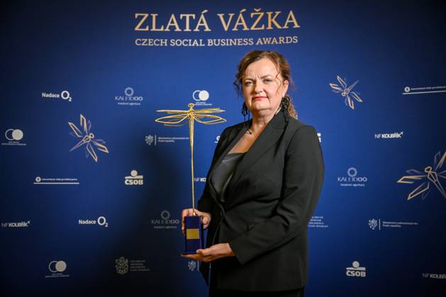 Zlata Vazka - Goldene Libelle Preisverleihung in Prag Awarding ceremony of the Golden Dragonfly: Czech Social Business Awards 2024 took place in Prague, Czech Republic, on November 1, 2024. The Modry domecek (Little Blue House) cafe and bakery in Revnice near Prague was awarded the Social Business of the Year. Founder and CEO Zuzana Dudakova accepted the award. (CTKxPhoto VitxSimanek) CTKPhotoP2024110107034  CTKPhotoP2024110107034