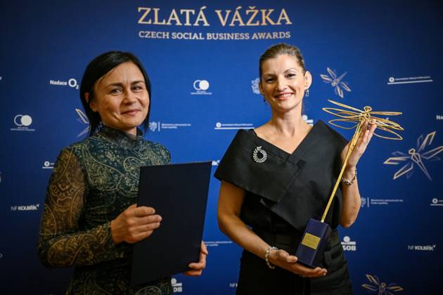 Zlata Vazka - Goldene Libelle Preisverleihung in Prag Awarding ceremony of the Golden Dragonfly: Czech Social Business Awards 2024 took place in Prague, Czech Republic, on November 1, 2024. The Mendel Center for Social Responsibility and Sustainability won the Institution of the Year category. The award was received by the center s co-founders Renata Kucerova (left) and Sylvie Formankova. (CTKxPhoto VitxSimanek) CTKPhotoP2024110107242  CTKPhotoP2024110107242
