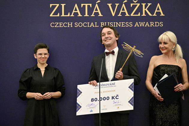Zlata Vazka - Goldene Libelle Preisverleihung in Prag Awarding ceremony of the Golden Dragonfly: Czech Social Business Awards 2024 took place in Prague, Czech Republic, on November 1, 2024. Pavel Suchacek (middle) won the Assistant of the Year category. The award was presented to him by Deputy Speaker of the Chamber of Deputies Olga Richterova (left) and writer Barbara Nesvadbova (right). (CTKxPhoto VitxSimanek) CTKPhotoP2024110107301  CTKPhotoP2024110107301