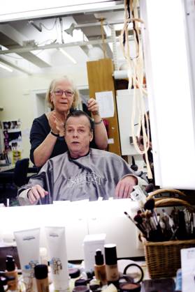 STOCKHOLM 20111202 Lena Strandmark, make-up artist and wig maker, applies organic make-up to actor Krister Henriksson in the make-up room at Dramaten STOCKHOLM SWEDEN x3520x  Copyright: xLARSxLINDQVISTx xDNx xTTx EKOSMINK