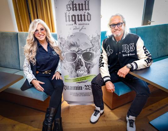 Carmen und Mann Robert Geiss Vorstellung von Scull liquid , der neuen Wasser-Marke der Familie Geiss mit Rober Carmen Davina und Shania Geiss in der Firmenzentrale der Orterer Group in Unterschleißheim Datum: 21.10.2024