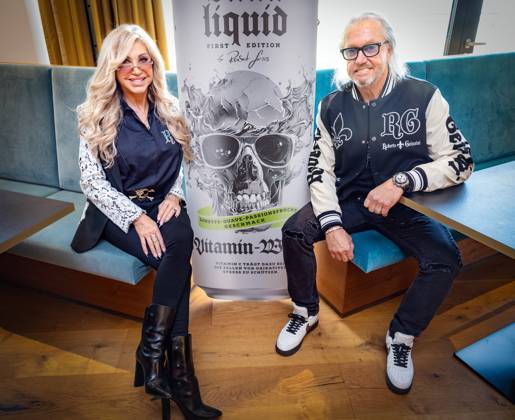 Carmen und Mann Robert Geiss Vorstellung von Scull liquid , der neuen Wasser-Marke der Familie Geiss mit Rober Carmen Davina und Shania Geiss in der Firmenzentrale der Orterer Group in Unterschleißheim Datum: 21.10.2024
