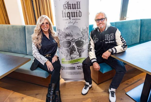 Carmen und Mann Robert Geiss Vorstellung von Scull liquid , der neuen Wasser-Marke der Familie Geiss mit Rober Carmen Davina und Shania Geiss in der Firmenzentrale der Orterer Group in Unterschleißheim Datum: 21.10.2024