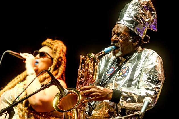 Bilder des Jahres 2024, Entertainment 11 November Entertainment Themen der Woche KW44 Konzert von Sun Ra Arkestra, 60 e Jazzfest Berlin, Haus der Berliner Festspiele Sun Ra Arkestra Knoel Scott – Alt- und Baritonsaxofon, Kongas Tara Middleton – Gesang