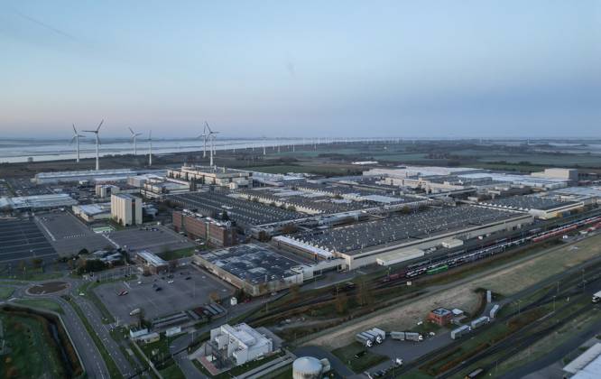 Volkswagen-Werk Emden in der Krise. Blick auf das Volkswagen-Werk in Emden. Europas größter Autobauer möchte drei Werke in Deutschland schließen und Zehntausende Mitarbeiter entlassen. Emden Niedersachsen Deutschland