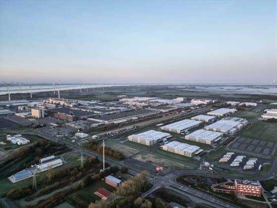 Volkswagen-Werk Emden in der Krise. Blick auf das Volkswagen-Werk und Zulieferer-Firmen in Emden. Europas größter Autobauer möchte drei Werke in Deutschland schließen und Zehntausende Mitarbeiter entlassen. Emden Niedersachsen Deutschland
