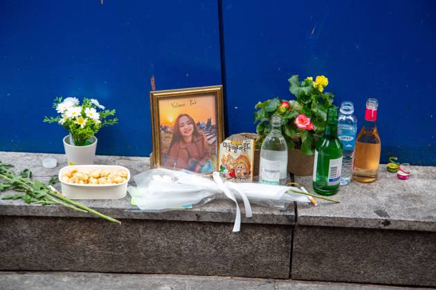 Itaewon tragedy, Oct 28, 2024 : Flowers are seen in alleyway, the site of the Itaewon crowd crush during Halloween celebrations two years ago, in Seoul, South Korea. On October 29 in 2022, 159 people were killed in a crowd crush during Halloween weekend in Itaewon nightlife district, marking the country s worst-ever crowd disaster. , aflo_272105926.jpg,