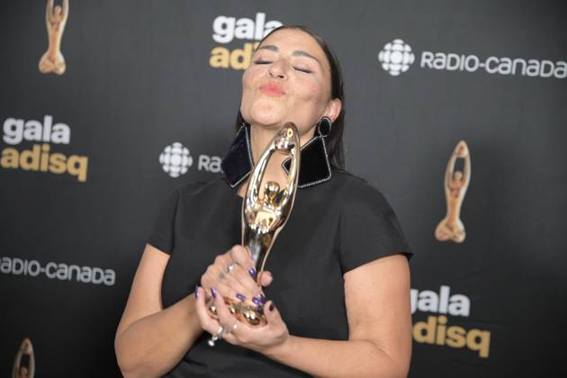 Bilder des Jahres 2024, Entertainment 11 November Entertainment Themen der Woche KW44 Entertainment Bilder des Tages November 3, 2024, Montreal, Quebec, CANADA: Elisapie holds her Felix Award, for Indigenous Artist of the Year at the gala de l ADISQ awards ceremony in Montreal on Sunday, Nov. 3, 2024. Montreal CANADA  - ZUMAc35_ 20241103_zaf_c35_011 Copyright: xPeterxMccabex