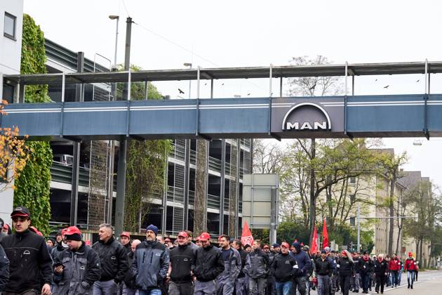 Warnstreik bei MAN Energy Solutions, eine Tochtergesellschaft der Volkswagen AG in Augsburg. Beschäftigte der Metall- und Elektroindustrie versammeln sich, um für gerechte Arbeitsbedingungen und faire Löhne einzutreten