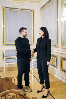 Bilder des Jahres 2024, News 11 November News Themen der Woche KW45 News Bilder des Tages Annalena Baerbock (Buendnis 90 Die Gruenen), Bundesaussenministerin, trifft Wolodymyr Selenskyj, Praesidenten der Ukraine zu einem Gespraech im Rahmen einer Ukraine Reise in Kyjiw, 04.11.2024. Fotografiert im Auftrag des Auswaertigen Amtes (AA) Kyjiw Ukraine Copyright: xFelixxZahn AAx