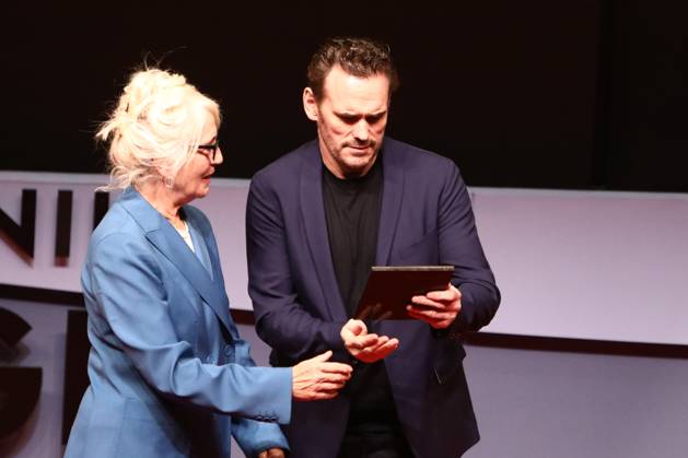 November 4, 2024, Thessaloniki, Greece: American actor Matt Dillon is being awarded with the Alexander Award by the Greek actress Themis Bazaka, during Thessaloniki International Film Festival. Matt Dillon received the Alexander Award for his contribution to cinema during the 65th Thessaloniki Film Festival. Thessaloniki Greece - ZUMAp191 20241104_zap_p191_001 Copyright: xGiannisxPapanikosx