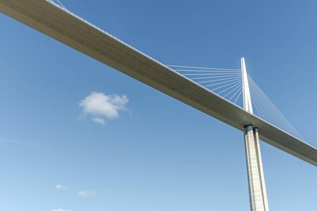 Viadukt von Millau, Schrägseilbrücke über das Tarn Tal. Die höchste Straßenbrücke der Welt. Autobahn A75. Aveyron, Frankreich, Europa Millau viaduct, cable-stayed bridge over Tarn valley. The highest road bridge in the world. A75 motorway. Aveyron, France, Europe Copyright: imageBROKER ChristianxDecout ibxiqx11691195