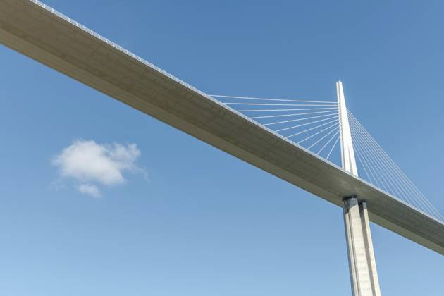 Viadukt von Millau, Schrägseilbrücke über das Tarn Tal. Die höchste Straßenbrücke der Welt. Autobahn A75. Aveyron, Frankreich, Europa Millau viaduct, cable-stayed bridge over Tarn valley. The highest road bridge in the world. A75 motorway. Aveyron, France, Europe Copyright: imageBROKER ChristianxDecout ibxiqx11691216