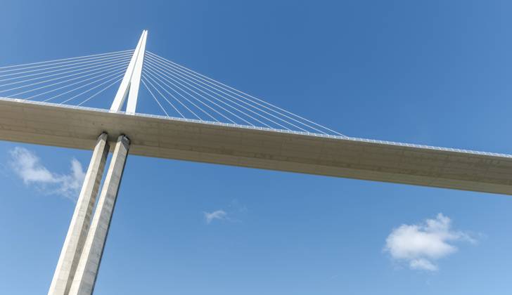 Viadukt von Millau, Schrägseilbrücke über das Tarn Tal. Die höchste Straßenbrücke der Welt. Autobahn A75. Aveyron, Frankreich, Europa Millau viaduct, cable-stayed bridge over Tarn valley. The highest road bridge in the world. A75 motorway. Aveyron, France, Europe Copyright: imageBROKER ChristianxDecout ibxiqx11691220