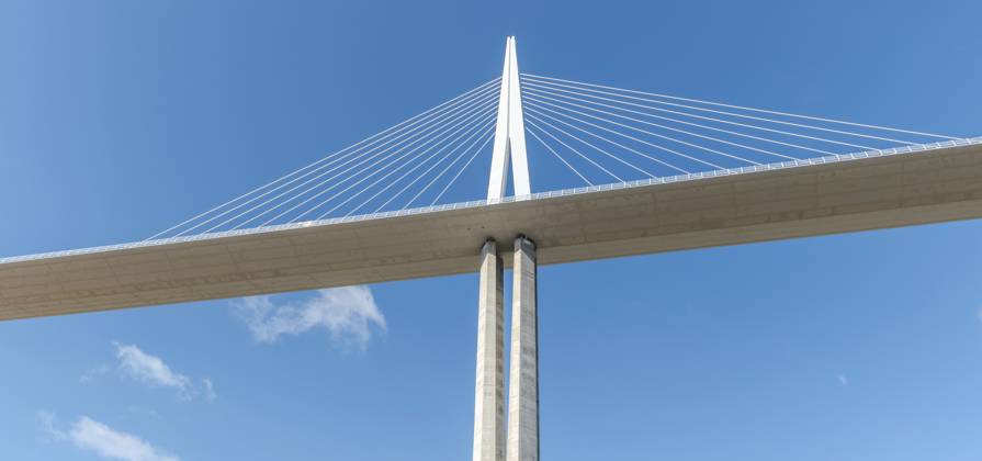 Viadukt von Millau, Schrägseilbrücke über das Tarn Tal. Die höchste Straßenbrücke der Welt. Autobahn A75. Aveyron, Frankreich, Europa Millau viaduct, cable-stayed bridge over Tarn valley. The highest road bridge in the world. A75 motorway. Aveyron, France, Europe Copyright: imageBROKER ChristianxDecout ibxiqx11691221