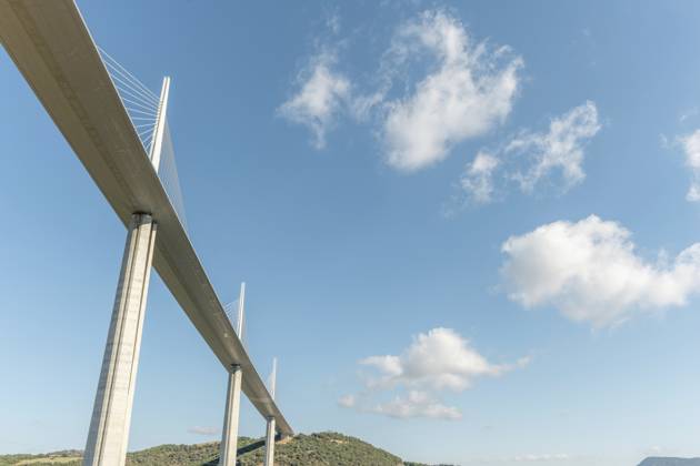 Viadukt von Millau, Schrägseilbrücke über das Tarn Tal. Die höchste Straßenbrücke der Welt. Autobahn A75. Aveyron, Frankreich, Europa Millau viaduct, cable-stayed bridge over Tarn valley. The highest road bridge in the world. A75 motorway. Aveyron, France, Europe Copyright: imageBROKER ChristianxDecout ibxiqx11691193