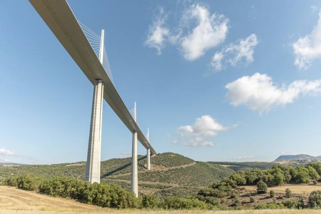 Viadukt von Millau, Schrägseilbrücke über das Tarn Tal. Die höchste Straßenbrücke der Welt. Autobahn A75. Aveyron, Frankreich, Europa Millau viaduct, cable-stayed bridge over Tarn valley. The highest road bridge in the world. A75 motorway. Aveyron, France, Europe Copyright: imageBROKER ChristianxDecout ibxiqx11691196