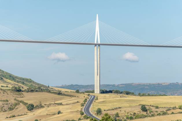 Viadukt von Millau, Schrägseilbrücke über das Tarn Tal. Die höchste Straßenbrücke der Welt. Autobahn A75. Aveyron, Frankreich, Europa Millau viaduct, cable-stayed bridge over Tarn valley. The highest road bridge in the world. A75 motorway. Aveyron, France, Europe Copyright: imageBROKER ChristianxDecout ibxiqx11691213