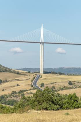 Viadukt von Millau, Schrägseilbrücke über das Tarn Tal. Die höchste Straßenbrücke der Welt. Autobahn A75. Aveyron, Frankreich, Europa Millau viaduct, cable-stayed bridge over Tarn valley. The highest road bridge in the world. A75 motorway. Aveyron, France, Europe Copyright: imageBROKER ChristianxDecout ibxiqx11691215