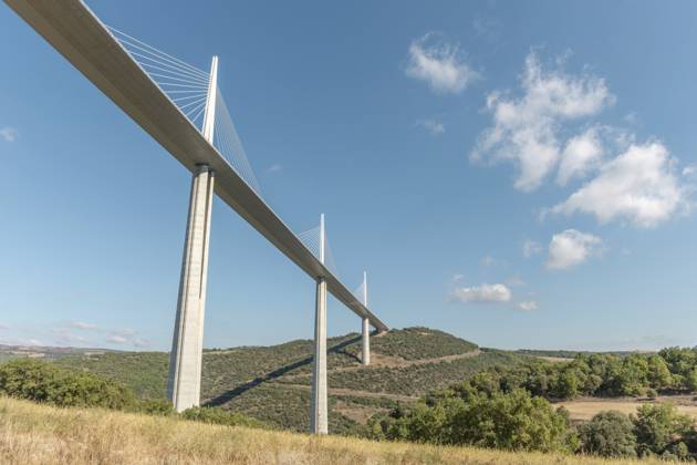 Viadukt von Millau, Schrägseilbrücke über das Tarn Tal. Die höchste Straßenbrücke der Welt. Autobahn A75. Aveyron, Frankreich, Europa Millau viaduct, cable-stayed bridge over Tarn valley. The highest road bridge in the world. A75 motorway. Aveyron, France, Europe Copyright: imageBROKER ChristianxDecout ibxiqx11691218