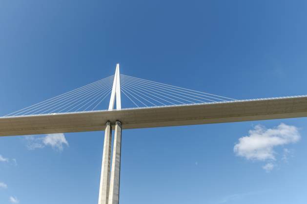 Viadukt von Millau, Schrägseilbrücke über das Tarn Tal. Die höchste Straßenbrücke der Welt. Autobahn A75. Aveyron, Frankreich, Europa Millau viaduct, cable-stayed bridge over Tarn valley. The highest road bridge in the world. A75 motorway. Aveyron, France, Europe Copyright: imageBROKER ChristianxDecout ibxiqx11691231