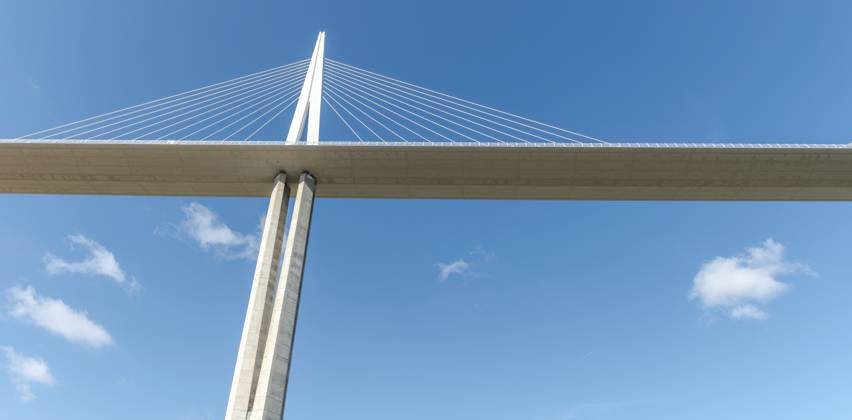 Viadukt von Millau, Schrägseilbrücke über das Tarn Tal. Die höchste Straßenbrücke der Welt. Autobahn A75. Aveyron, Frankreich, Europa Millau viaduct, cable-stayed bridge over Tarn valley. The highest road bridge in the world. A75 motorway. Aveyron, France, Europe Copyright: imageBROKER ChristianxDecout ibxiqx11691236