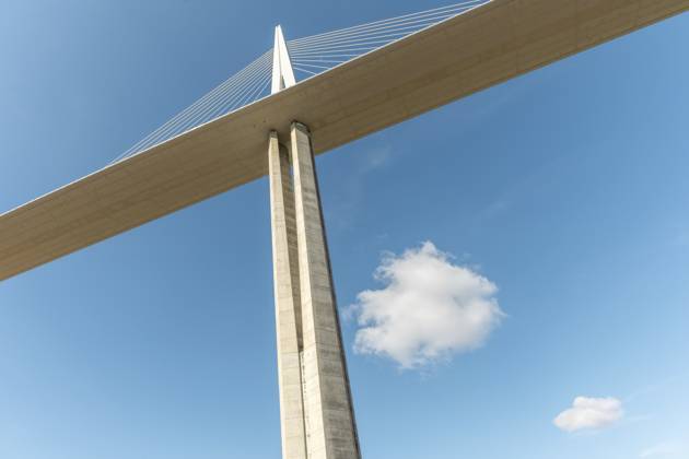 Viadukt von Millau, Schrägseilbrücke über das Tarn Tal. Die höchste Straßenbrücke der Welt. Autobahn A75. Aveyron, Frankreich, Europa Millau viaduct, cable-stayed bridge over Tarn valley. The highest road bridge in the world. A75 motorway. Aveyron, France, Europe Copyright: imageBROKER ChristianxDecout ibxiqx11691238