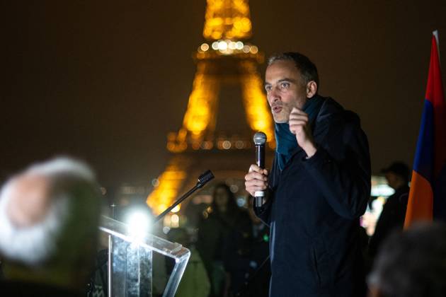 News Bilder des Tages Meeting to Say ’No’ to COP29 in Azerbaijan - Paris French Member of European Parliament Raphael Glucksmann joins demonstrators to protest COP29 taking place next week in Azerbaijan, while Armenians from Artsakh or Nagorno-Karabakhin are being held hostages by Baku regime, near Eiffel Tower, in Paris, France, on November 5, 2024. Photo by Ammar Abd Rabbo ABACAPRESS.COM Paris France  Copyright: xAbdxRabboxAmmar ABACAx