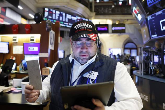 Bilder des Jahres 2024, News 11 November News Themen der Woche KW45 News Bilder des Tages Trump merchandise is worn by traders working on the floor of the New York Stock Exchange on Wall Street the morning after Election Day on Wednesday, November 6, 2024 in New York City. Former President Donald Trump defeated Vice President Kamala Harris on Tuesday and will return to the White House as the 47th President of the United States.  NYP20241106109 JOHNxANGELILLO