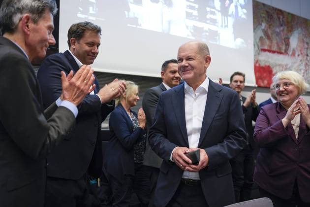 Bilder des Jahres 2024, News 11 November News Themen der Woche KW45 SPD-Bundestagsfraktion, nach dem Ampel Aus im Bundestag Fraktionssitzung SPD-Bundestagsfraktion, nach dem Ampel Aus, im Bundestag, beim Einzug bejubelter Bundeskanzler Olaf Scholz Berlin Berlin GER