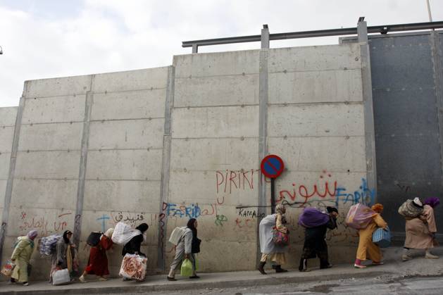 0000752.- Porteadoras en el Tarajal. CEUTA, Spain (29 05 09).- Two Moroccan women were crushed to death and twelve more people were injured, including four police officers, in an avalanche of people at a border trading post between Ceuta and Morocco last May 25th. The Biutz bridge was opened two years ago to ease the traffic of people and goods between the two countries and to concentrate all import-export traffic in one place for customs purposes. Andres Carrasco ALFAQUI EL TARAJAL SPAIN EDITORIAL USE ONLY Copyright: xx AndresxCarrascoxx xALFAQUIx dpphotos110573