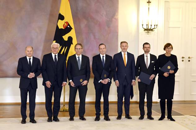 Bilder des Jahres 2024, News 11 November News Themen der Woche KW45 News Bilder des Tages Olaf Scholz, Frank-Walter Steinmeier, Jörg Kukies, Volker Wissing, Christian Lindner, Marco Buschmann und Bettina Stark-Watzinger bei der Übergabe der Entlassungsurkunden gemäß Artikel 64 Abs. 1 Satz 1 des Grundgesetzes auf Vorschlag des Bundeskanzlers an den Bundesminister der Finanzen Christian Lindner, dem Bundesminister der Justiz Marco Buschmann und der Bundesministerin für Bildung und Forschung Bettina Stark-Watzinger sowie der Ernennungsurkunden für den neuen Justizminister Volker Wissing und den neuen Finanzminister Jörg Kukies im Schloss Bellevue. Berlin, 07.11.2024