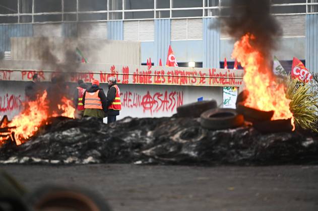 Bilder des Jahres 2024, News 11 November News Themen der Woche KW45 CHOLET Fourth day of strike for employees of the Michelin factory PHOTOPQR OUEST FRANCE Franck Dubray Cholet 08 11 2024 Fourth day of strike for employees of the Michelin factory in Cholet following the announcement of the closure of the plant announced for 2026 and the loss of several hundred jobs Photo Franck Dubray CHOLET Fourth day of strike for employees of the Michelin factory France, Nov 8, 2024 Cholet France  Copyright: xPHOTOPQR OUESTxFRANCE MAXPPPxFranckxDubrayx 20241108OFR5174 20241108OFR5174