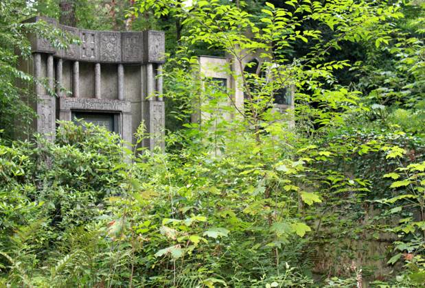 ...auf dem Stahnsdorfer Friedhof zu weilen, ist wie eine Wallfahrt durch architekonische Jahrhunderte... Friedhof Stahnsdorf Grab Gruft Familie Hermann Wirth
