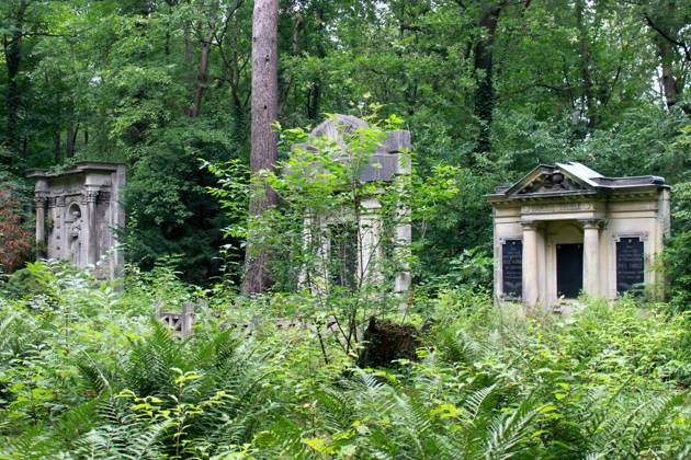 ...eine Wanderung ueber den Stahnsdorfer Friedhof ist auch immer eine Reise durch Zeit, Raum und eine einzigartige Friedhofs- und Bestattungskultur... Friedhof Stahnsdorf Grabmale Familien Gruefte