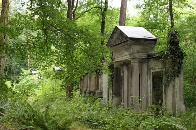 ...auf dem Stahnsdorfer Friedhof ist praktisch alles an gesellschaftlichen Groeßen bestattet, was seinerzeit Rang und Namen hatte... Friedhof Stahnsdorf Gruftanlage Familie Consul Mueller