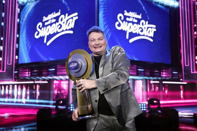 Bilder des Jahres 2024, Entertainment 11 November Entertainment Themen der Woche KW45 Entertainment Bilder des Tages Sänger Christian Jährig als Sieger im Finale der Castingshow Deutschland sucht den Superstar . Die RTL-Castingshow Deutschland sucht den Superstar (DSDS) findet in diesem Jahr zum 21. Mal statt. Köln, 09.11.2024 NRW Deutschland Copyright: xChristophxHardtx