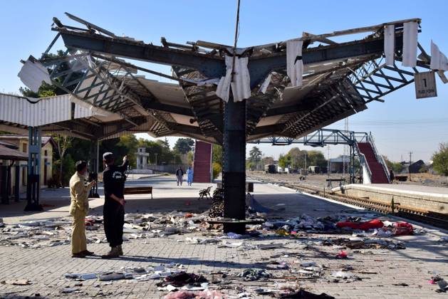 Bilder des Jahres 2024, News 11 November News Themen der Woche KW45 News Bilder des Tages (241110) -- QUETTA, Nov. 10, 2024 -- Security workers inspect the blast site at a railway station in Quetta, Pakistan, Nov. 10, 2024. The death toll of a blast that hit a railway station in Quetta city of Pakistan s southwest Balochistan province on Saturday rose to 25, health and police officials said. (Photo by Xinhua) PAKISTAN-QUETTA-RAILWAY STATION-BLAST-AFTERMATH Asad 