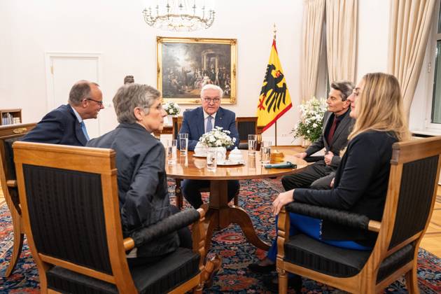 Bilder des Jahres 2024, News 11 November News Themen der Woche KW46 News Bilder des Tages Bundespräsident Frank-Walter Steinmeier empfängt die beiden Fraktionsführer Friedrich Merz, Rolf Mützenich, Bettina Hasselmann und Katharina Dröge in Schloss Bellevue zum Gespräch über den Zeitpunkt der Vertrauensfrage und zu Neuwahlen in Deutschland nach Bruch der Ampel-Regierung;Bundespräsident Frank-Walter Steinmeier empfängt die Fraktionsvorsitzenden Friedrich Merz, Rolf Mützenich, Bettina Hasselmann und Katharina Dröge, Berlin Berlin Deutschland Schloss Bellevue