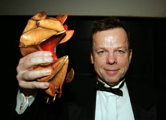 AFTONBLADET OUT GÖTEBORG 20060130 Injury actor Krister Henriksson with the Guldbaggen he received for best male lead for Sex, Hope and Love GÖTEBORG SWEDEN x7129x  Copyright: xTOMMYxHOLLx GULDBAGGEN HENRIKSSON