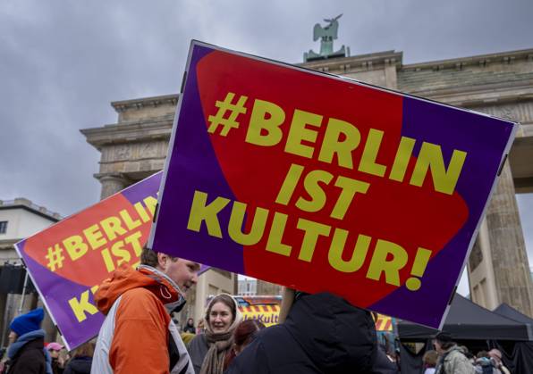 Bilder des Jahres 2024, News 11 November News Themen der Woche KW46 News Bilder des Tages Berlin ist Kultur Deutschland, Berlin, 13.11.2024, Kulturszene, Demonstration gegen Kulturabbau, Brandenburger Tor, Â