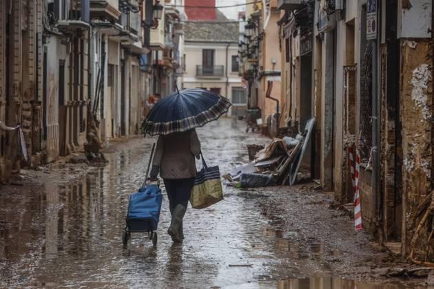 Bilder des Jahres 2024, News 11 November News Themen der Woche KW46 News Bilder des Tages 15 days after the passage of the DANA by Valencia A person with an umbrella, on November 13, 2024, in Paiporta, Valencia, Valencian Community Spain On October 29 a DANA devastated the province of Valencia The worst cold drop in the country in the century has 215 fatalities and 23 missing people are counted While the population tries to recover from the tragedy, the State Meteorological Agency Aemet has activated a new orange alert for the arrival of a new DANA that will arrive from this evening to Valencia and could leave very heavy and persistent rainfall Although this time the alert is orange and not red, many municipalities have taken preventive measures such as the suspension of classes or the installation of sandbags as a preventive m  Copyright: xRoberxSolsonax 6338726